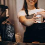 Barista geeft koffie