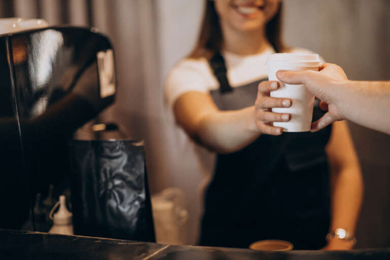 Barista geeft koffie