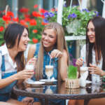 Drie vriendinnen op het terras