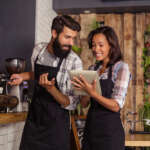 Twee horeca medewerkers overleggen met elkaar